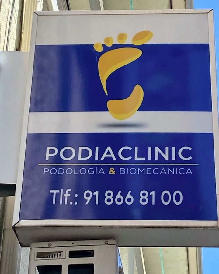 Banderola de Podiaclinic con logotipo y teléfono