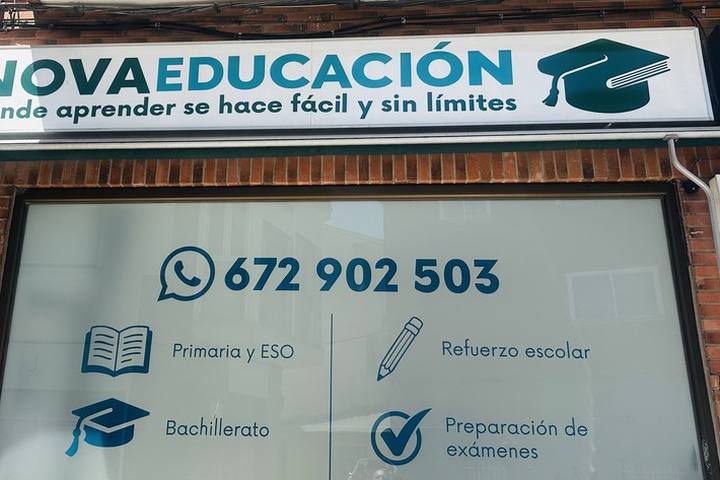 Escaparate de Nova Educación con teléfono y servicios en vinilo