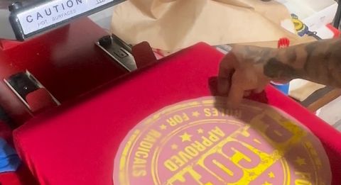 Estampado DTF recién planchado en una camiseta roja