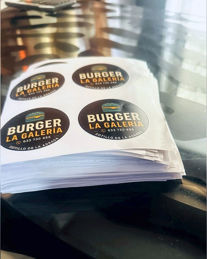 Pila de hojas de pegatinas de Burger La Galería