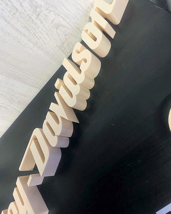Detalle del relieve de las letras Harley-Davidson