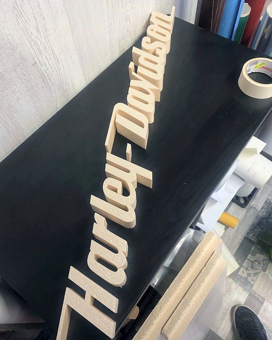 Letras Harley-Davidson cortadas en XPS en el taller