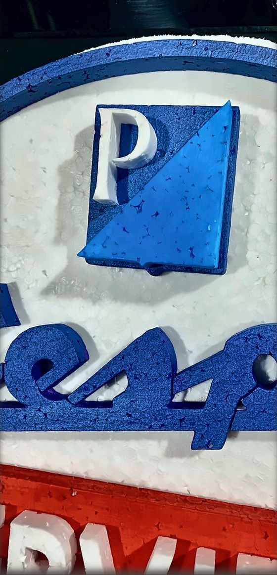 Detalle de la P y las letras Vespa pintadas en azul