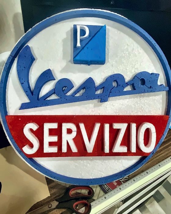 Logotipo Vespa Servizio en relieve, cortado en XPS y pintado