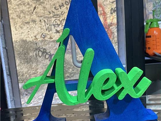 Nombre Álex en volumen sobre una A grande