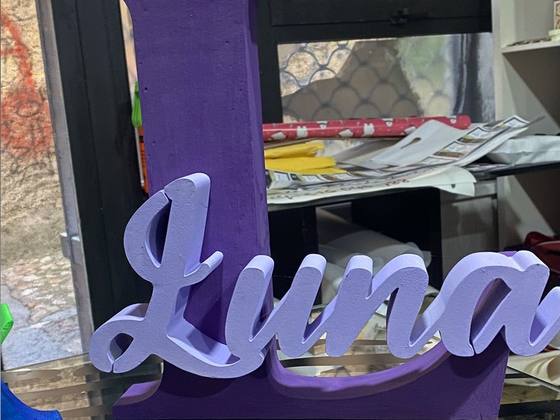 Nombre Luna en volumen sobre una L grande