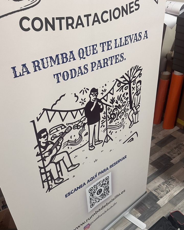 Detalle de la impresión del roll-up: eslogan, ilustración y QR