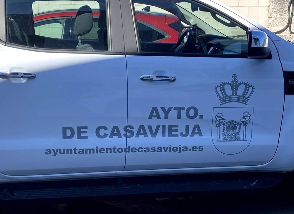 Pick-up del Ayuntamiento de Casavieja rotulado con escudo, nombre y web