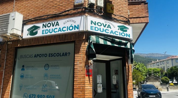 Esquina de Nova Educación con rótulo en las dos fachadas