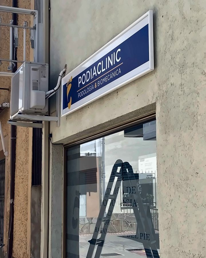 Rótulo de Podiaclinic en la fachada visto en perspectiva