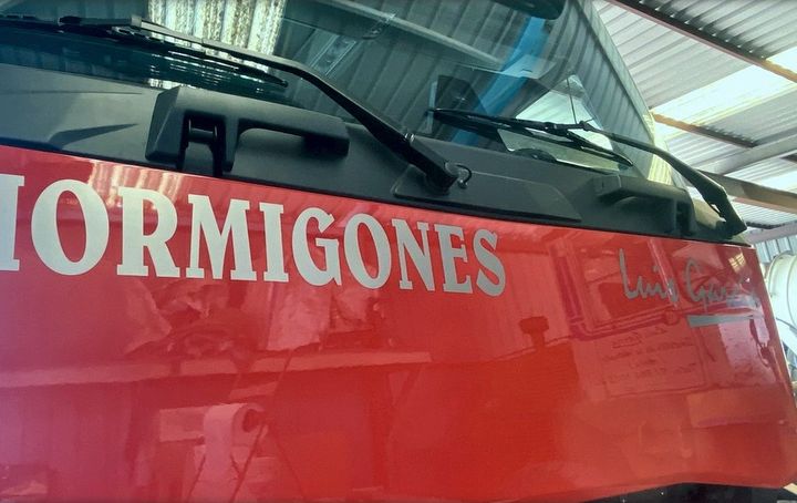 Detalle del rótulo Hormigones en el frontal rojo
