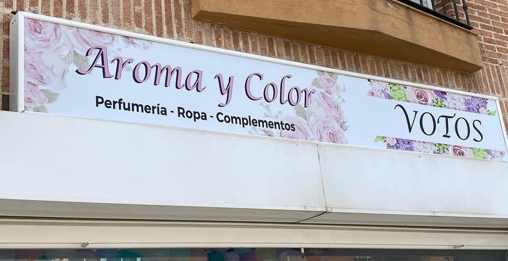 Rótulo de fachada de Aroma y Color, perfumería, ropa y complementos