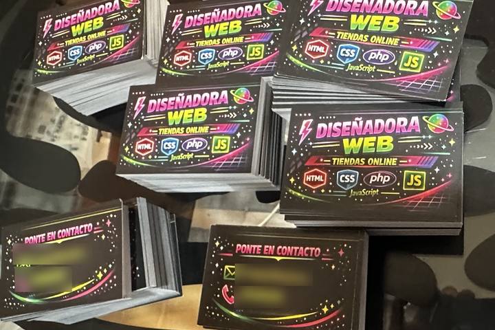 Tarjetas de visita de colores sobre fondo negro de una diseñadora web