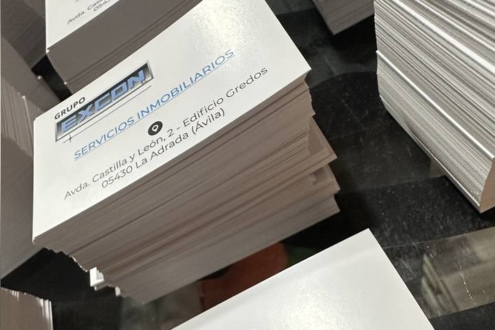 Pila de tarjetas de visita de Grupo Excon con logotipo y dirección