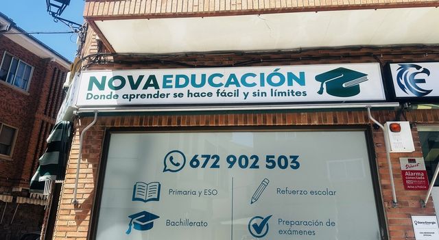Vinilo en el escaparate de Nova Educación