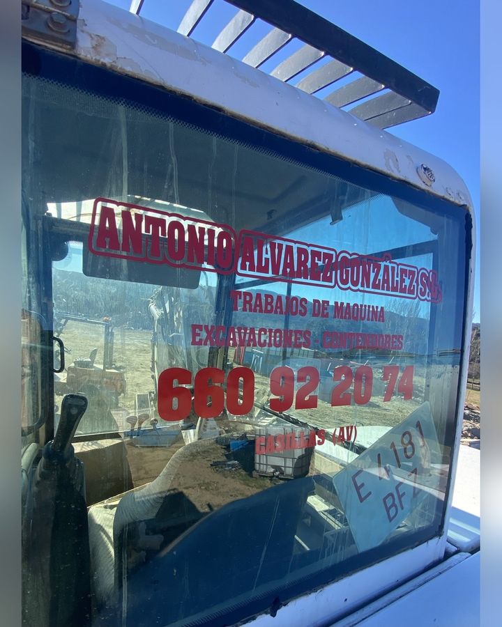 Luna de maquinaria con nombre y teléfono de Antonio Álvarez en vinilo rojo